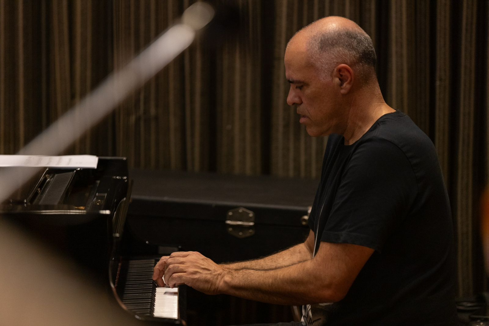 Antonis Skokos playing piano